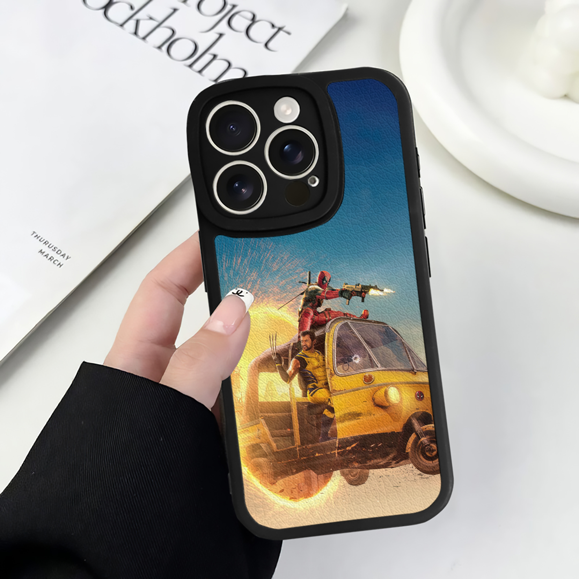 （画像用） Deadpool デッドプール 【iPhone 16シリーズ対応】シリコンスマホケース（レザー調） 材質：シリコン